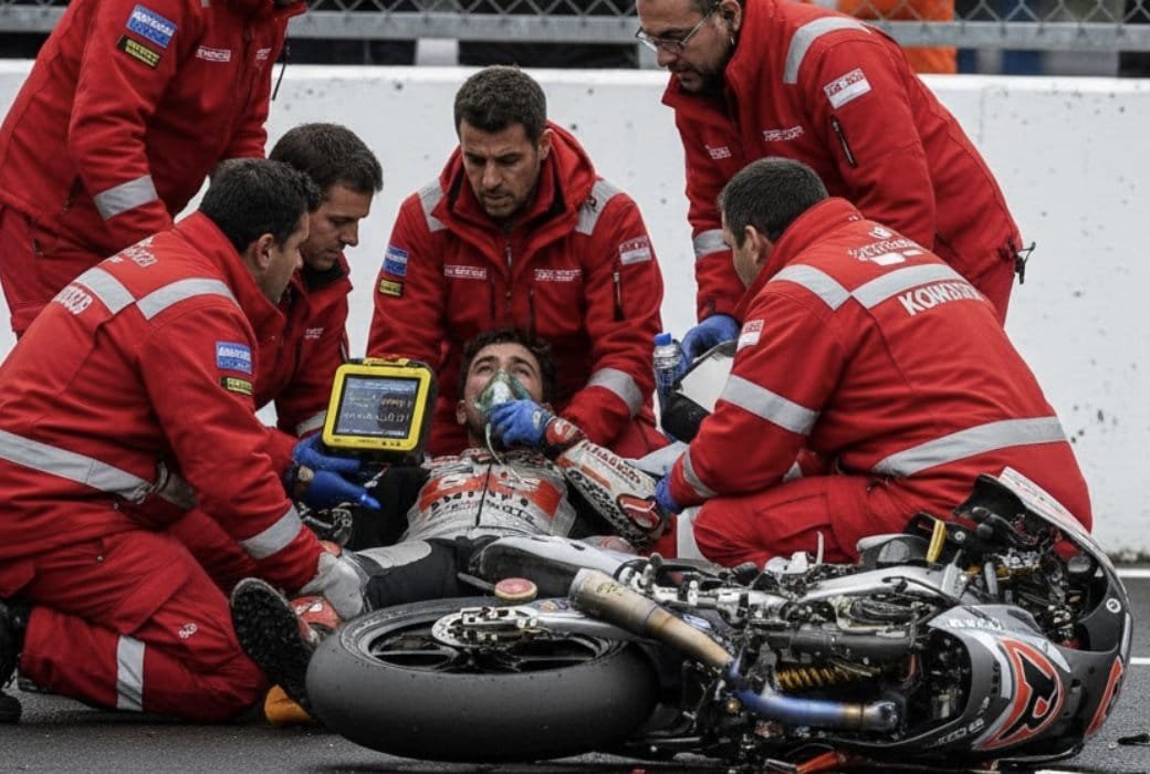 Тяжелая авария на Moto3: Мотоциклист после остановки сердца пришел в сознание