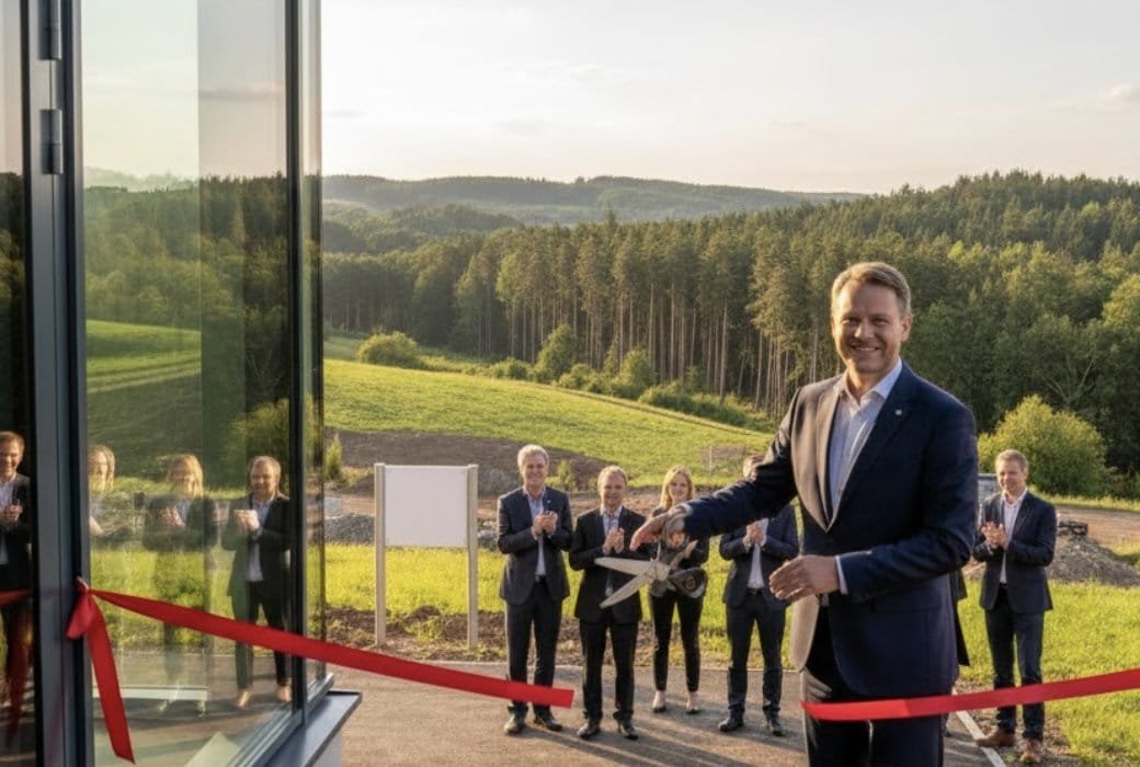 **Феликс Баназак открывает новый офис в Бранденбурге: Перевод работы и укрепление связей**