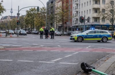 Берлин происшествия: Берлин Kreuzberg: E-Scooter-Fahrer погиб после столкновения с автомобилем