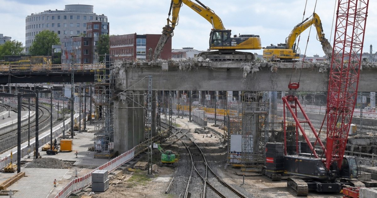 Гамбург Altona: Гамбург: стройка Fernbahnhof Altona меняет движение у Diebsteich Гамбург Altona: Гамбург: стройка Fernbahnhof Altona меняет движение у Diebsteich
