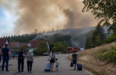 Эвакуация из-за лесного пожара в Германии у кромки леса