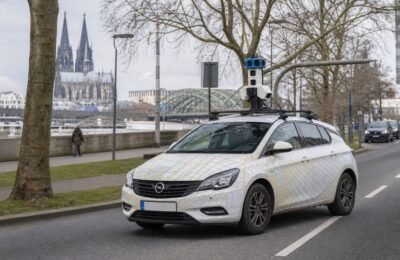 Автомобиль с камерами на улице Кёльна для городского картографирования