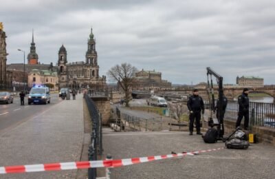 Ограничения и полицейский кордон у Carolabrücke в Дрездене