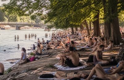 Люди у Isar в жаркий день в Мюнхене