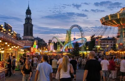 Летняя ярмарка Sommerdom в Гамбурге вечером