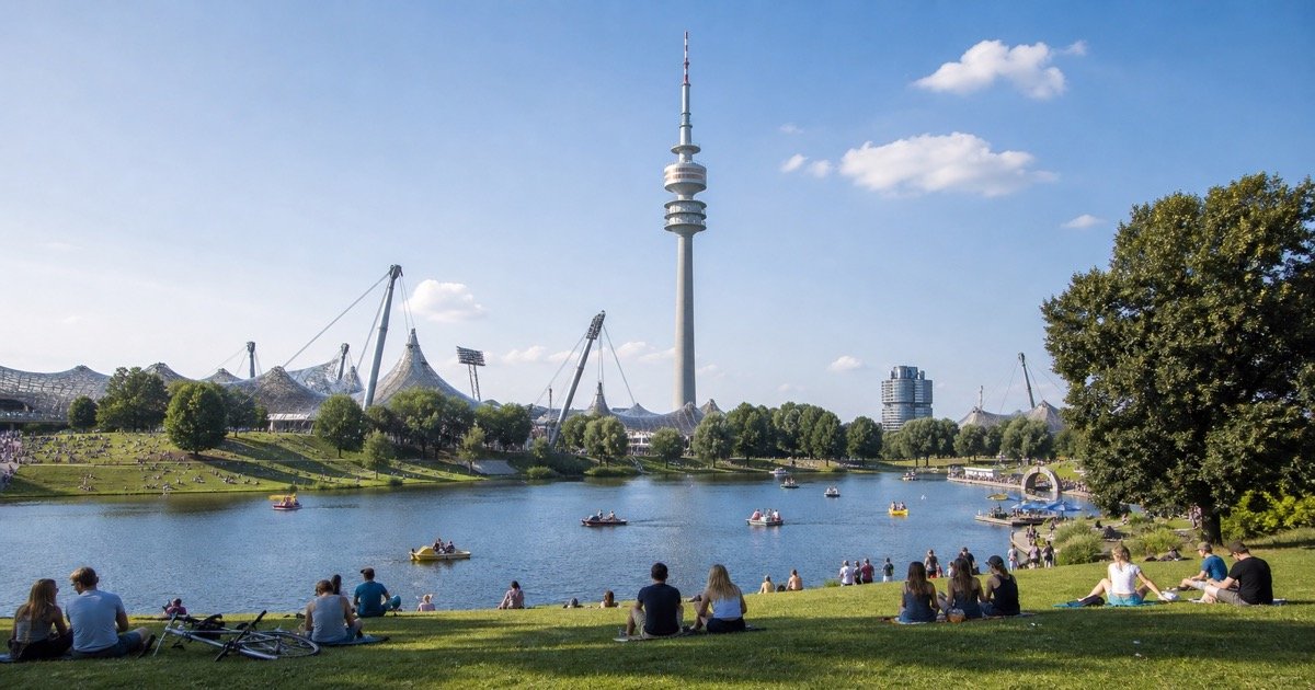Летнее событие в Olympiapark в Мюнхене Летнее событие в Olympiapark в Мюнхене