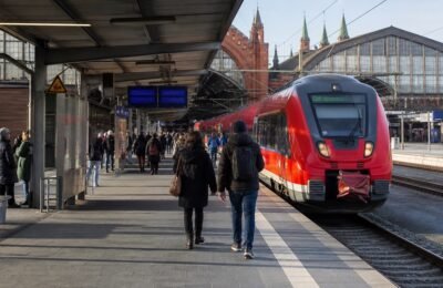 Поезда и пассажиры на платформе Lübeck Hauptbahnhof после возобновления движения