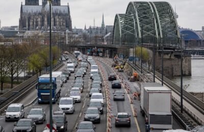 Плотное движение у моста через Рейн в Кёльне
