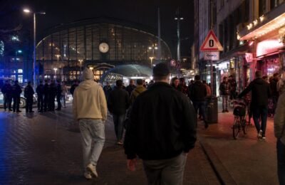 Вечерняя улица у Hamburg Hauptbahnhof в районе St. Georg