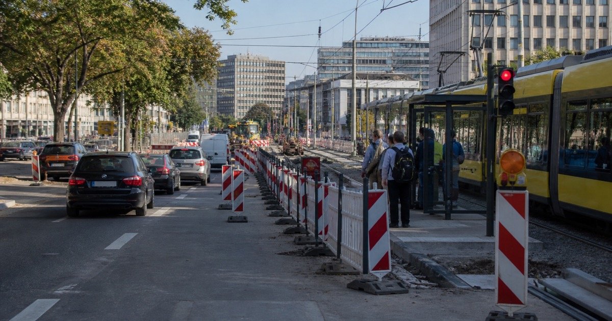 Ограничения и трамвайная остановка у Berliner Platz в Эссене Ограничения и трамвайная остановка у Berliner Platz в Эссене