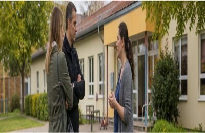 Родители и сотрудница детского сада обсуждают будущее киты под Лейпцигом