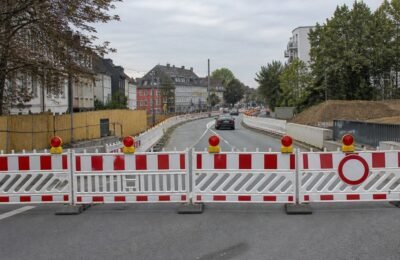 Перекрытый участок улицы в Эссене с ограждениями после дорожных работ