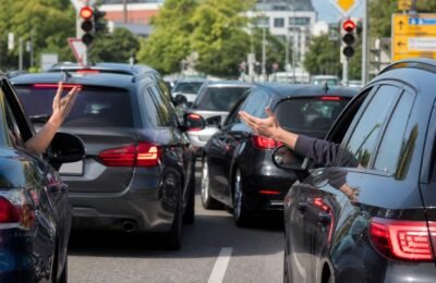 Напряженная дорожная ситуация в немецком городе с плотным потоком машин