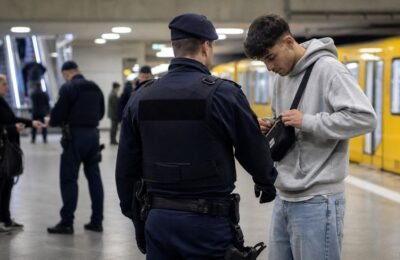 Полицейская проверка пассажиров на станции общественного транспорта в Берлине