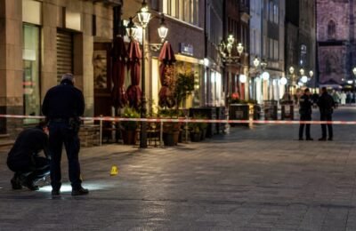 Полиция работает на вечерней улице в центре Нюрнберга
