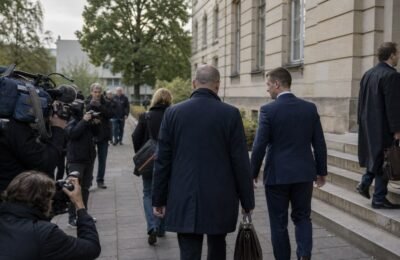 Журналисты и юристы у здания немецкого суда