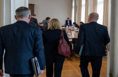 Участники правительственного совещания в Германии входят в зал переговоров