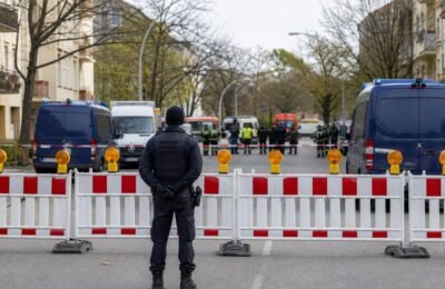 Полицейское перекрытие улицы в Берлине после обнаружения авиабомбы