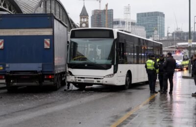 Автобус и грузовик после ДТП у Altona в Гамбурге