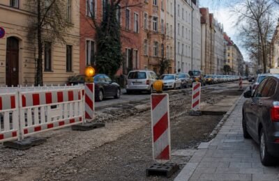 Дорожные работы в жилом районе Schwabing в Мюнхене