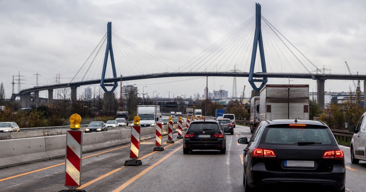 Пробка и дорожные работы на A1 у Süderelbbrücke в Гамбурге Пробка и дорожные работы на A1 у Süderelbbrücke в Гамбурге