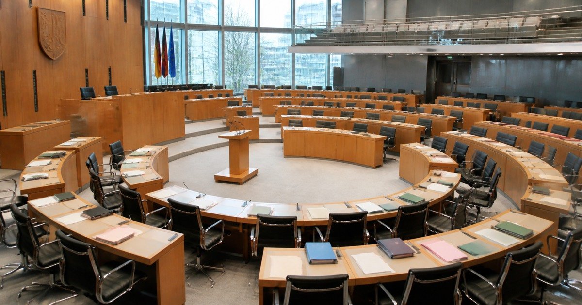 Политика Германии и заседание земельного парламента Политика Германии и заседание земельного парламента