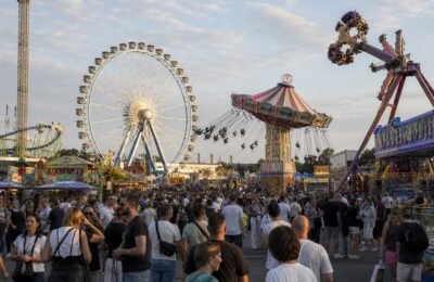 Посетители Sommerdom на Хайлигенгайстфельд в Гамбурге