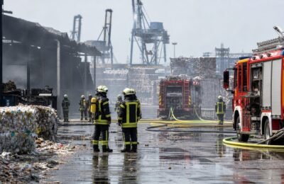 Пожарные на территории предприятия в порту Нюрнберга