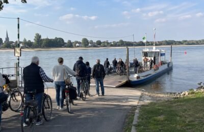 Паром между Кайзерсвертом и Меербушем на Рейне у Дюссельдорфа