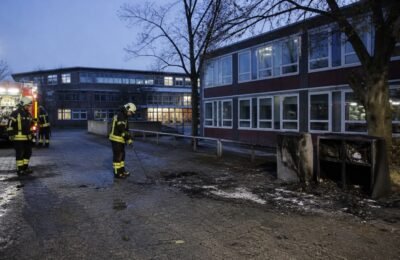 Пожарные после ночных возгораний возле школы в Эссене