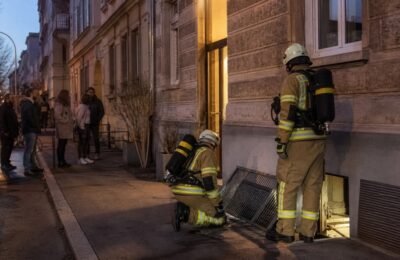 Пожарные осматривают подвал жилого дома в Штутгарт-Зюд