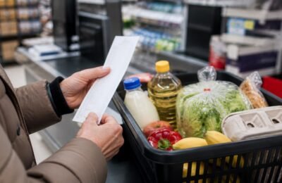 Инфляция в Германии: покупатель проверяет чек за продукты
