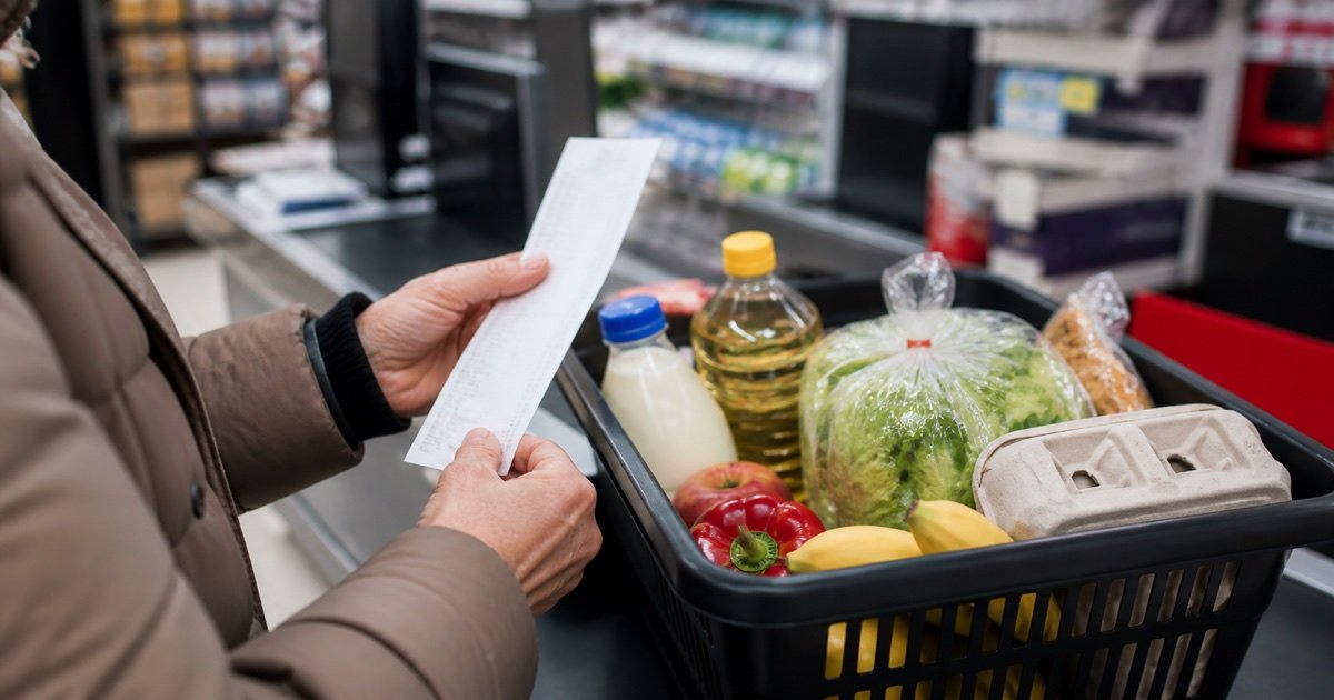 Инфляция в Германии: покупатель проверяет чек за продукты Инфляция в Германии: покупатель проверяет чек за продукты