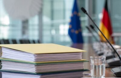 политика Германии: Политика Германии: осенью Мерца ждут споры о пенсиях, Pflege и выборах