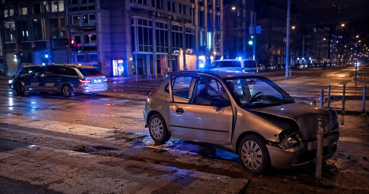 Автомобиль после полицейской погони в Дюссельдорфе Автомобиль после полицейской погони в Дюссельдорфе
