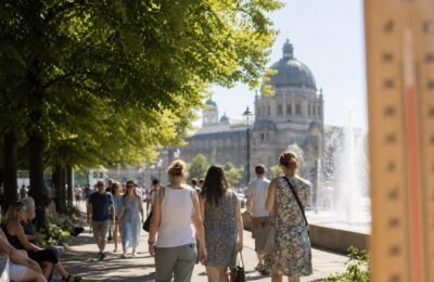 Погода в Германии: люди идут по городу во время поздней летней жары