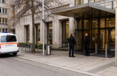 Полиция у здания Ausländerbehörde в Дрездене после нападения