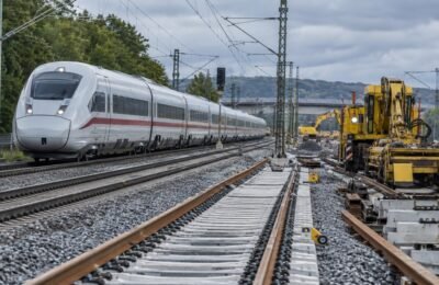 Deutsche Bahn: поезд рядом с ремонтом железнодорожных путей
