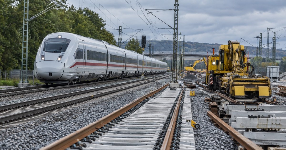 Deutsche Bahn: поезд рядом с ремонтом железнодорожных путей Deutsche Bahn: поезд рядом с ремонтом железнодорожных путей