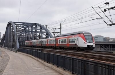 Поезд проходит по новой Sternbrücke в Гамбурге