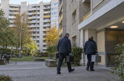 Специалисты входят в жилой комплекс в Берлине для проверки здания