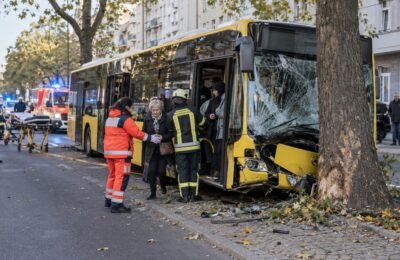 Спасатели работают возле автобуса после аварии в Берлине