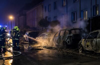 Пожарные тушат горящие автомобили на улице в Эссене