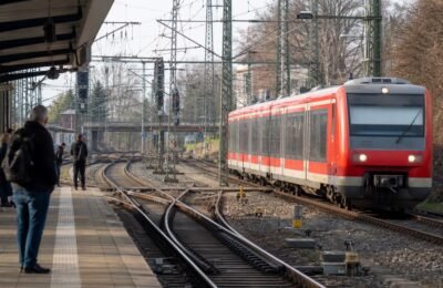 Поезд S-Bahn у железнодорожной стрелки в Frankfurt-Höchst