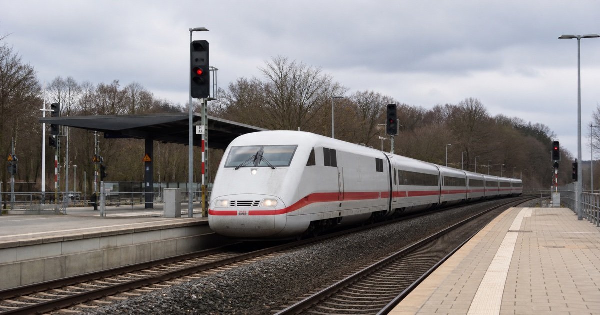 Deutsche Bahn на железнодорожной линии между Гамбургом и Берлином Deutsche Bahn на железнодорожной линии между Гамбургом и Берлином
