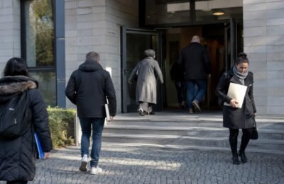 Беженцы в Германии у здания миграционного ведомства