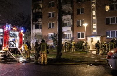 Пожар в Берлине: пожарные у жилого дома в Wittenau