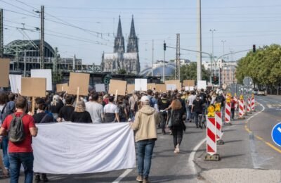 Демонстрация в Кёльне проходит по центральным улицам