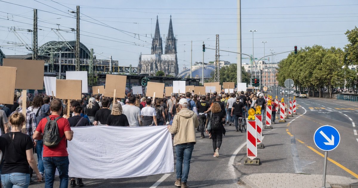 Демонстрация в Кёльне проходит по центральным улицам Демонстрация в Кёльне проходит по центральным улицам