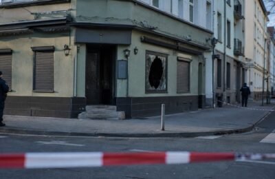 Полиция у поврежденного бара в Köln-Ostheim